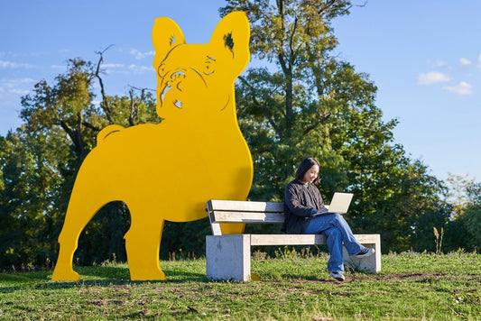 Plaque murale en métal représentant un bulldog, découpée au laser avec des détails précis. Idéale pour la décoration intérieure ou extérieure.