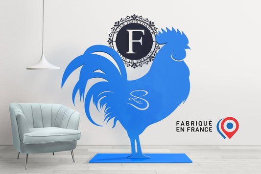 Décoration murale en acier laqué bleu représentant un coq géant en flat design, accompagnée d’un "F" entouré d’une couronne et d’un texte. Fabrication française, idéale pour un intérieur élégant et authentique.