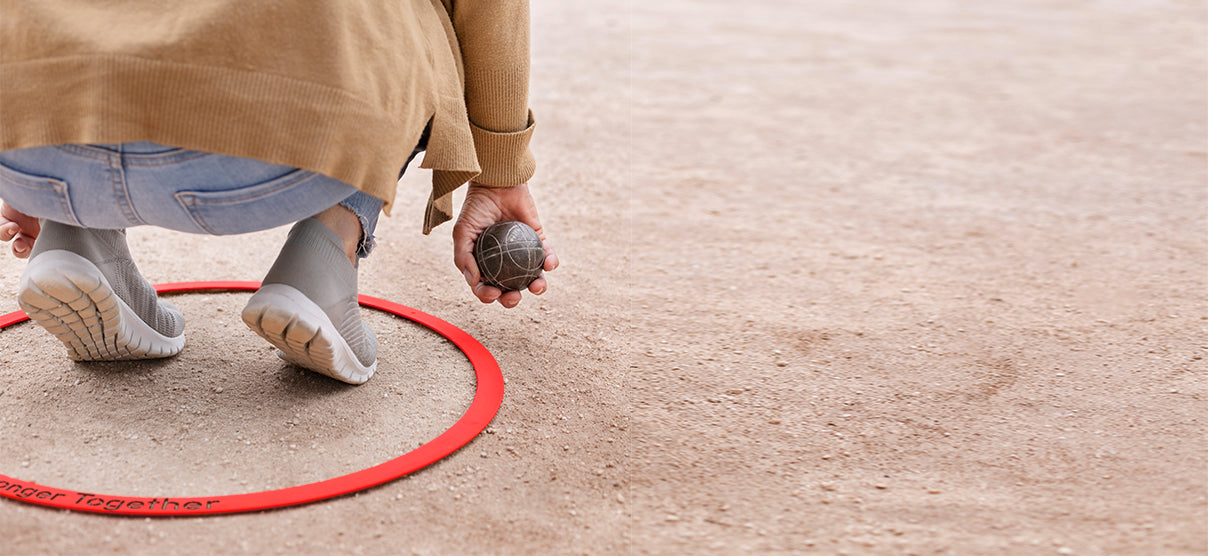 Un cercle de pétanque rouge posé sur le sol, prêt à l’usage pour délimiter la zone de lancer. Sa couleur vive assure une bonne visibilité sur différentes surfaces de jeu.