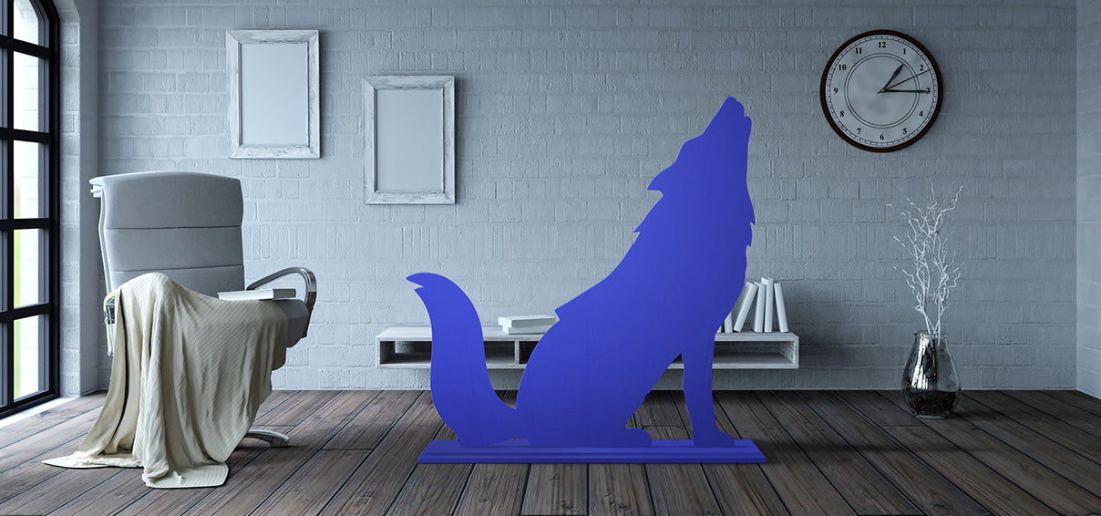 Une statue d'une silhouette de loup bleu de 2 mètres de haut laqué en epoxy bleu dans un salon en interieur.