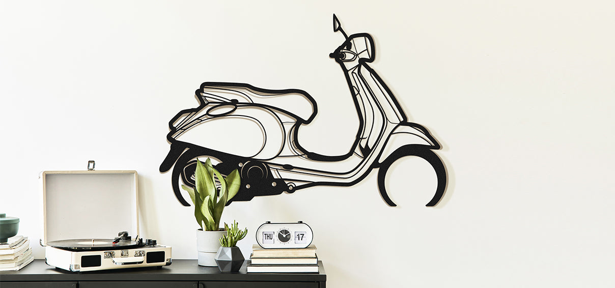 Décoration mural artistique d'un scooter italien vespa en découpe laser sur du métal laqué en noir. 