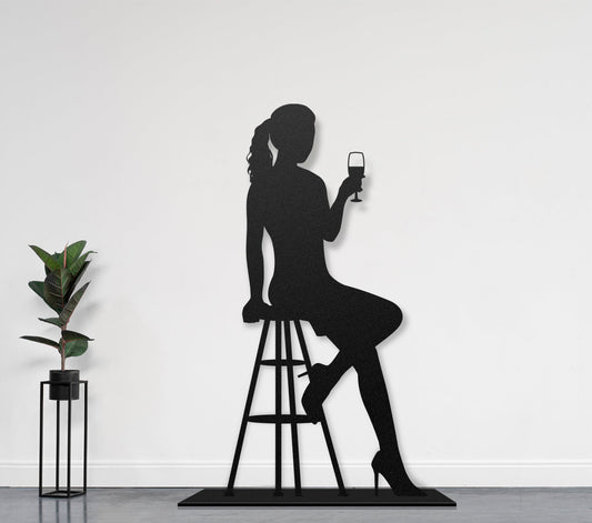 Femme assise avec verre de vin 