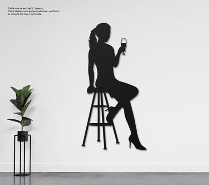 Femme assise avec verre de vin 