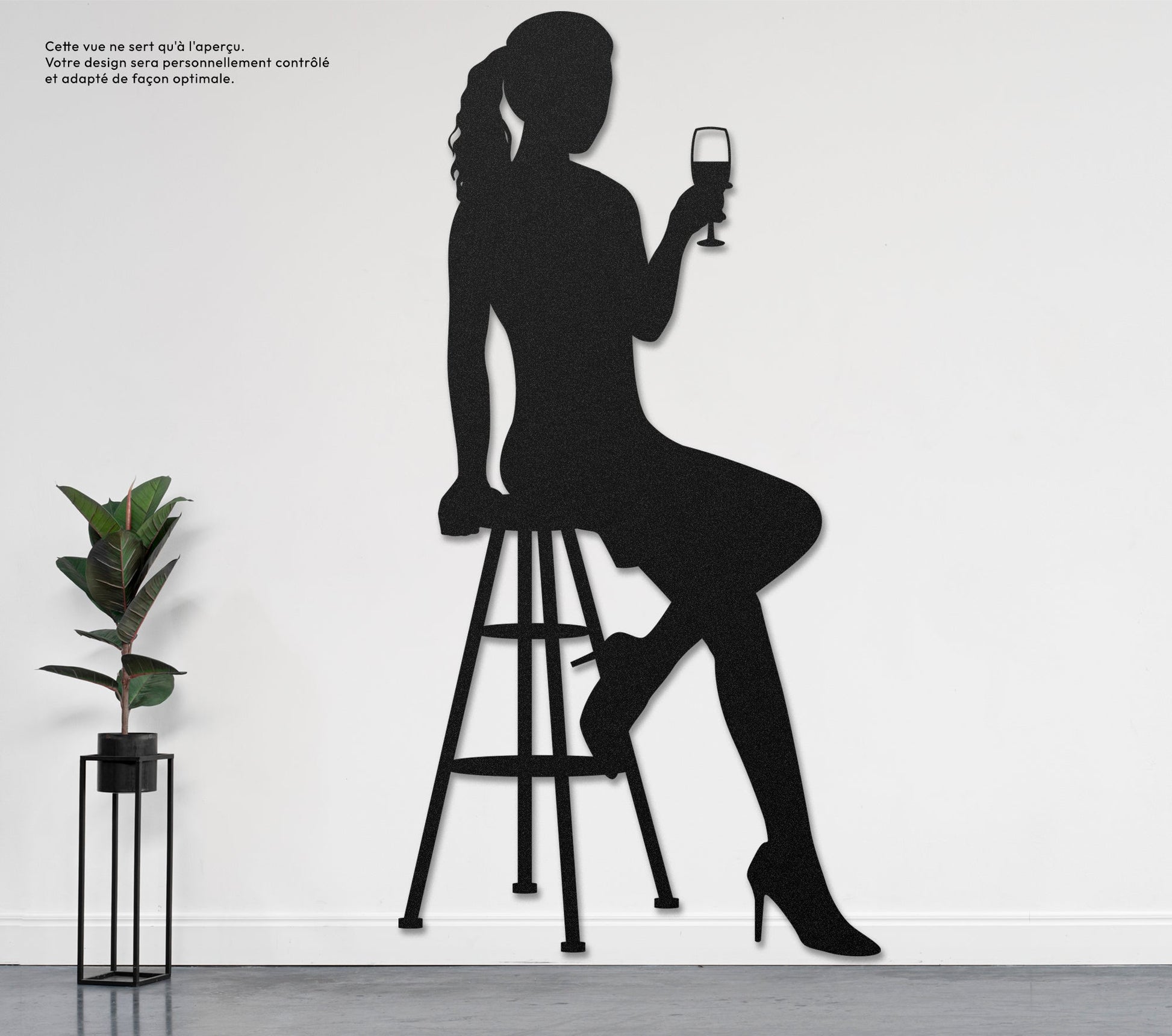 Femme assise avec verre de vin 