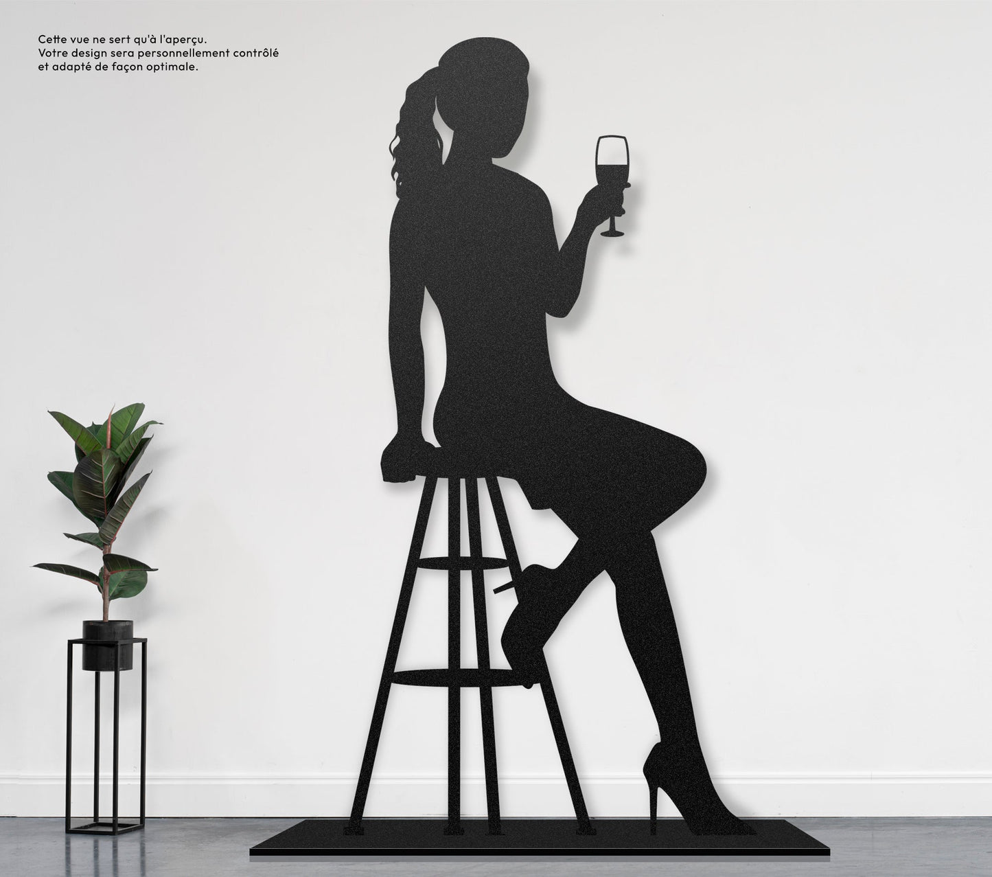 Femme assise avec verre de vin 