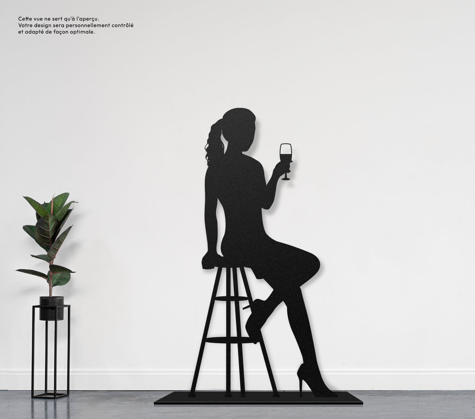 Femme assise avec verre de vin 