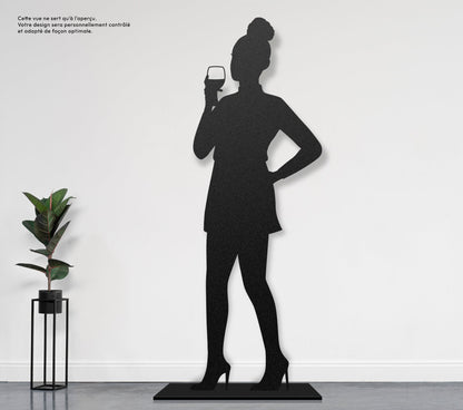 Femme avec verre de vin 